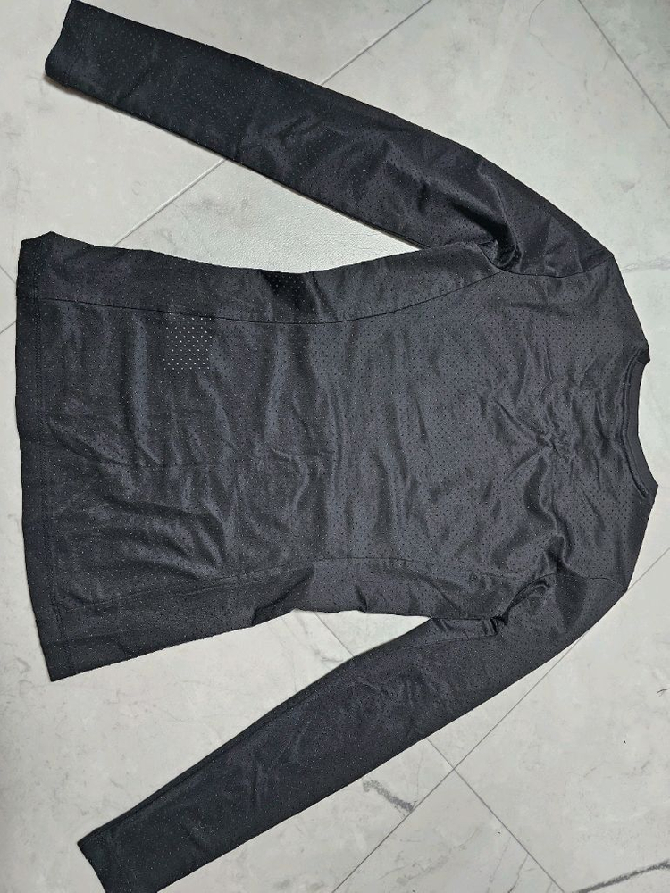 살레와 여성 레쉬가드 이미지