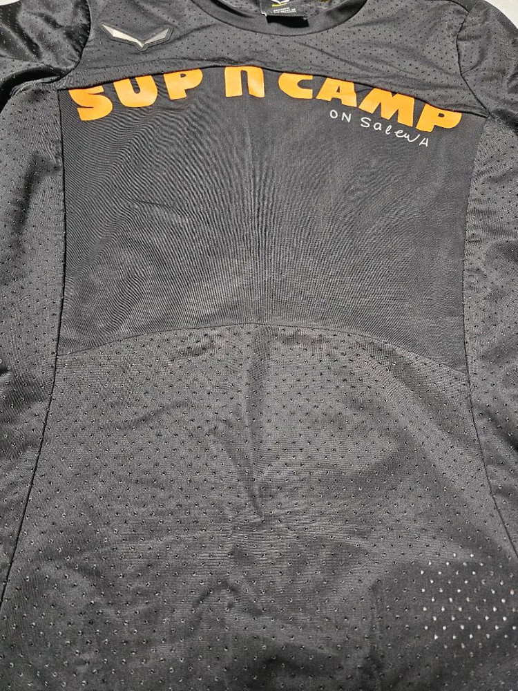 살레와 여성 레쉬가드 이미지