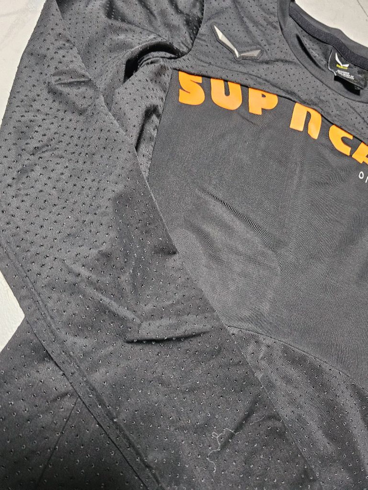 살레와 여성 레쉬가드 이미지