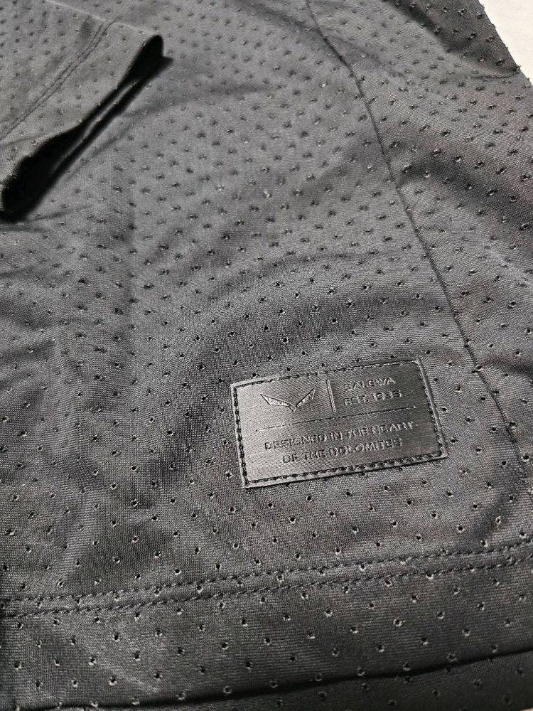 살레와 여성 레쉬가드 이미지