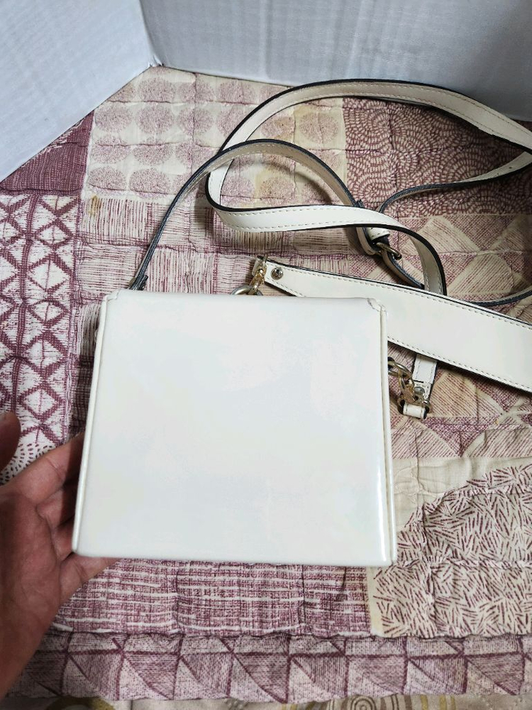 화이트 크로스백 브라비시모 이미지