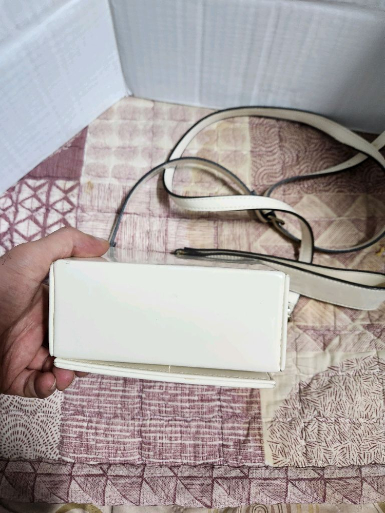 화이트 크로스백 브라비시모 이미지