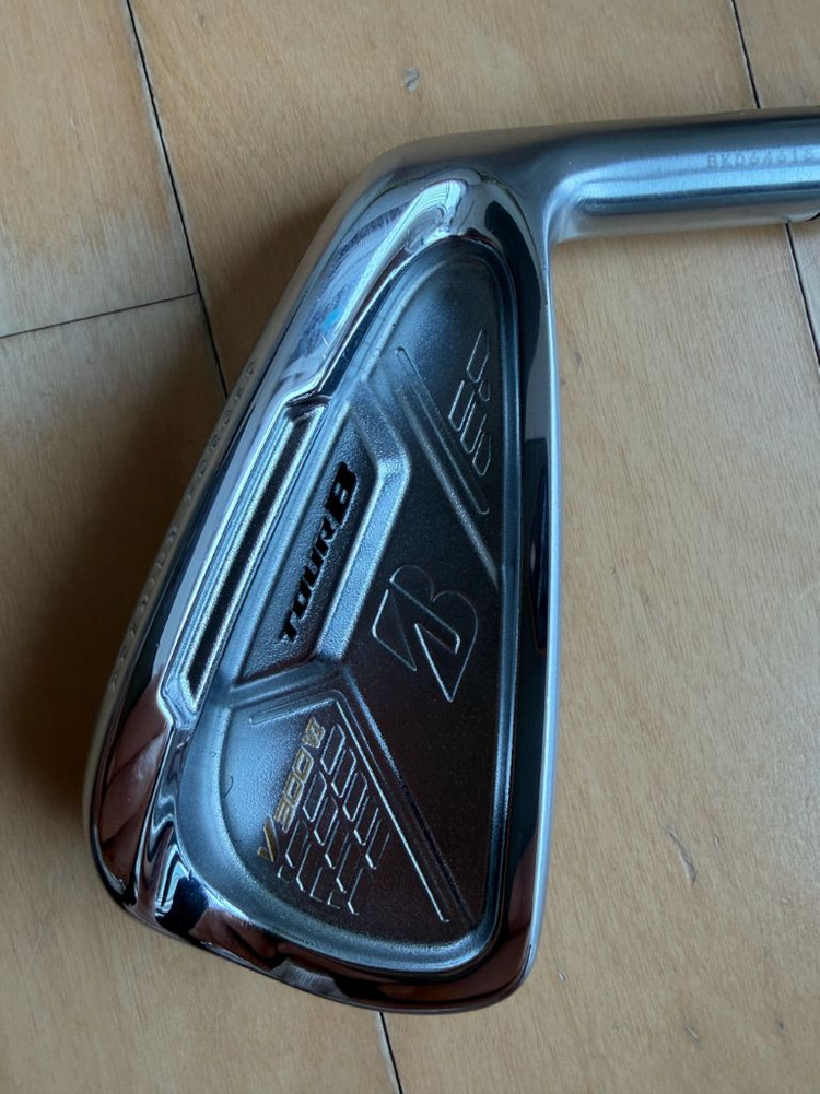 브리지스톤 TOUR B V300 6세대 4번 아이언 950 S 이미지