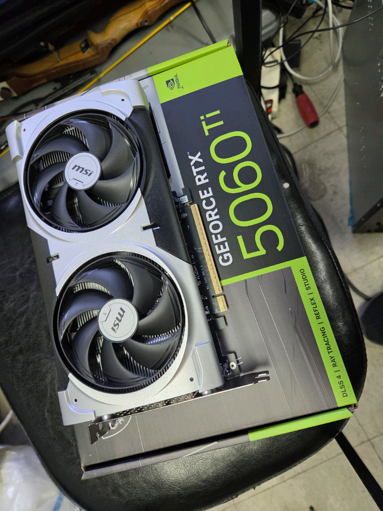 RTX 5060 Ti 그래픽카드 이미지