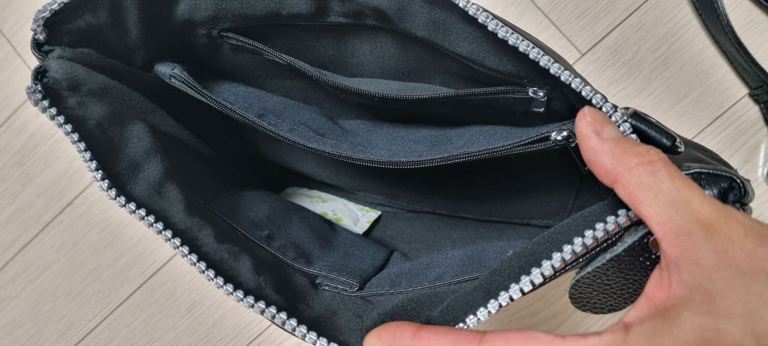검정 클러치 이미지
