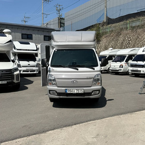 포터 시티밴 캠핑카 이미지