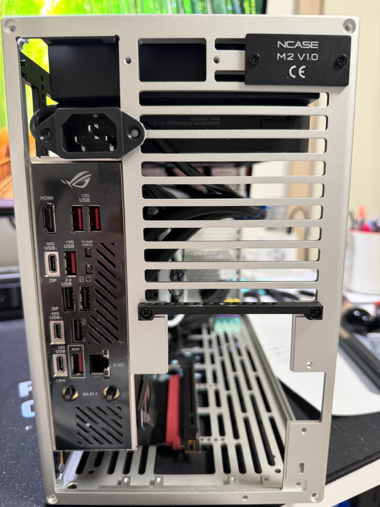 sff 반본체 9950x3d+x870itx+64gb+1000w+4tb 이미지