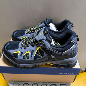 (새상품)남성 255사이즈 트레킹화 등산화 프로월드컵 운동화 이미지