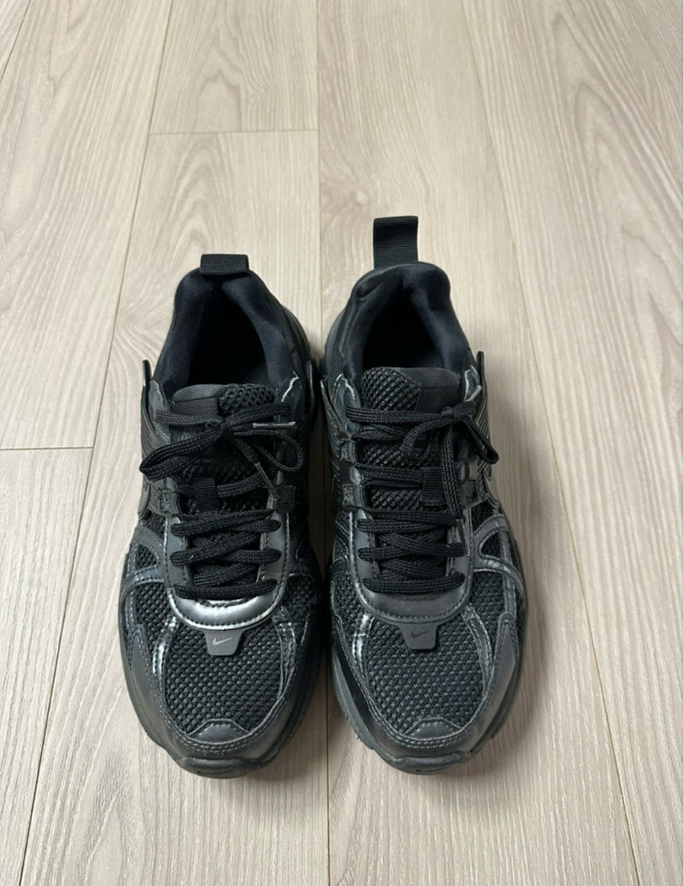 나이키 V2K 런 올블랙 운동화 245 이미지