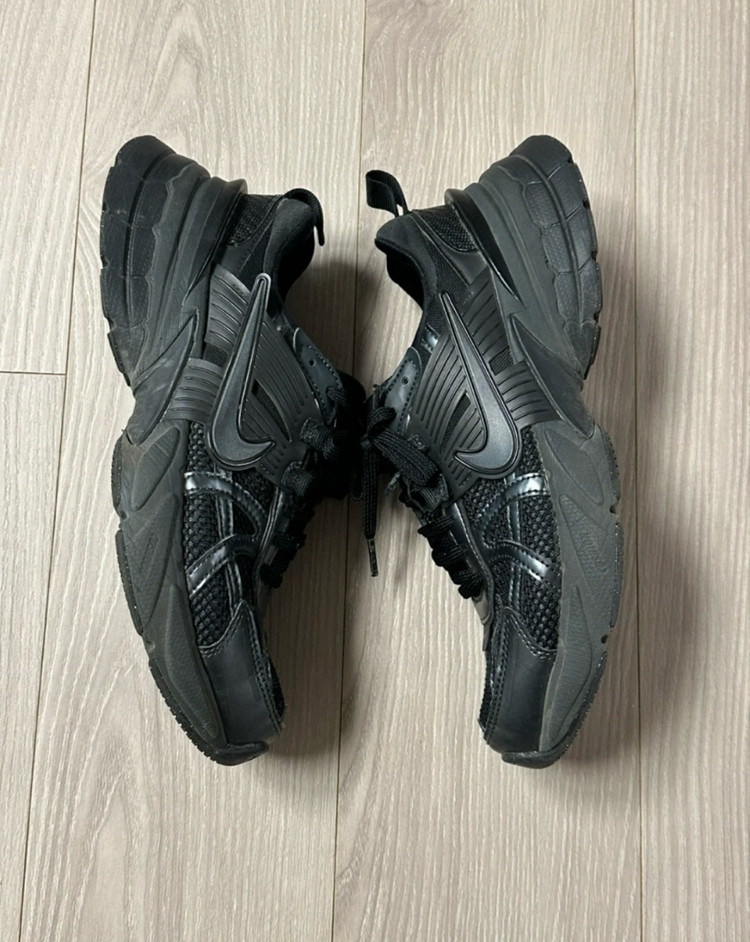 나이키 V2K 런 올블랙 운동화 245 이미지