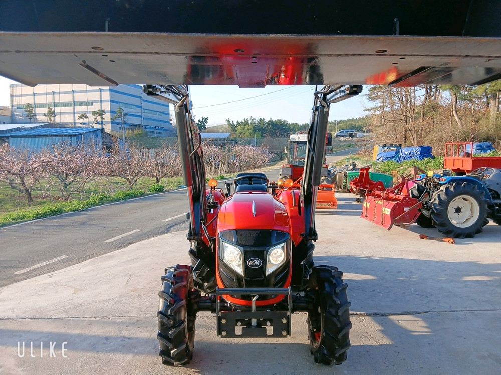 국제종합기계에서 제조한 A4200 농기계 트랙터입니다27kW의 강력한 성능을 자랑하며, 2021년 7월에 제조되었습 이미지