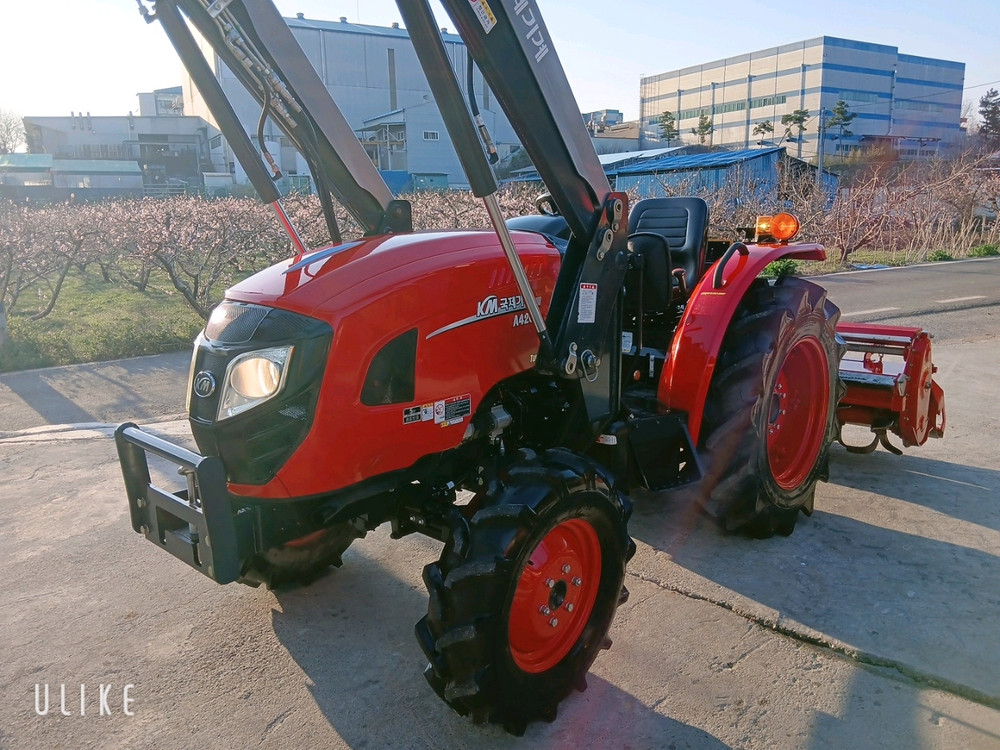 국제종합기계에서 제조한 A4200 농기계 트랙터입니다27kW의 강력한 성능을 자랑하며, 2021년 7월에 제조되었습 이미지
