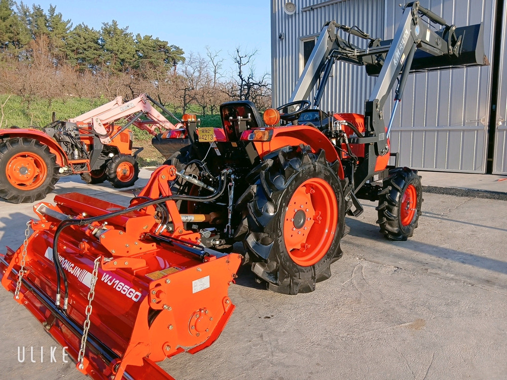 국제종합기계에서 제조한 A4200 농기계 트랙터입니다27kW의 강력한 성능을 자랑하며, 2021년 7월에 제조되었습 이미지