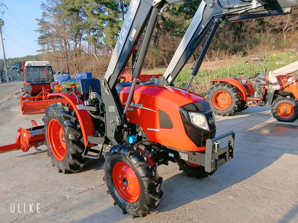 국제종합기계에서 제조한 A4200 농기계 트랙터입니다27kW의 강력한 성능을 자랑하며, 2021년 7월에 제조되었습 이미지