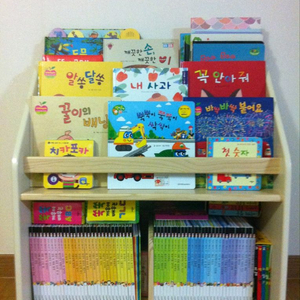 친환경 원목 전면 책장 이미지