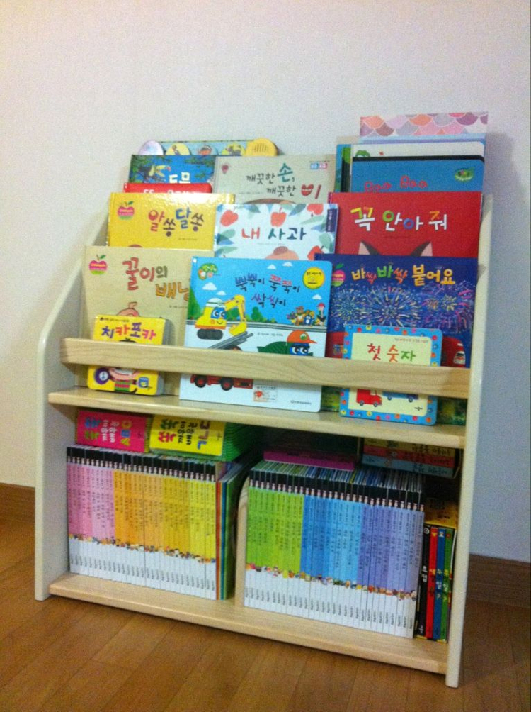 친환경 원목 전면 책장 이미지