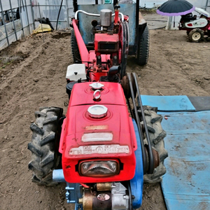 밭일 필수템 10마력 대동 경운기입니다사진으로 보시는 것처럼 튼튼하고 성능 좋습니다경운기 본체와 트레일러 포함입니다 이미지