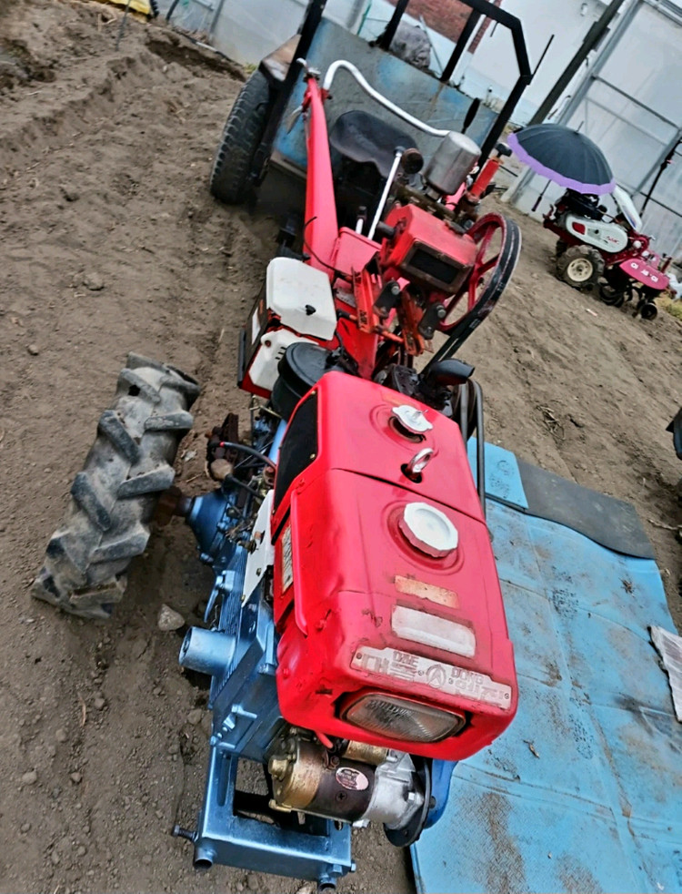 밭일 필수템 10마력 대동 경운기입니다사진으로 보시는 것처럼 튼튼하고 성능 좋습니다경운기 본체와 트레일러 포함입니다 이미지