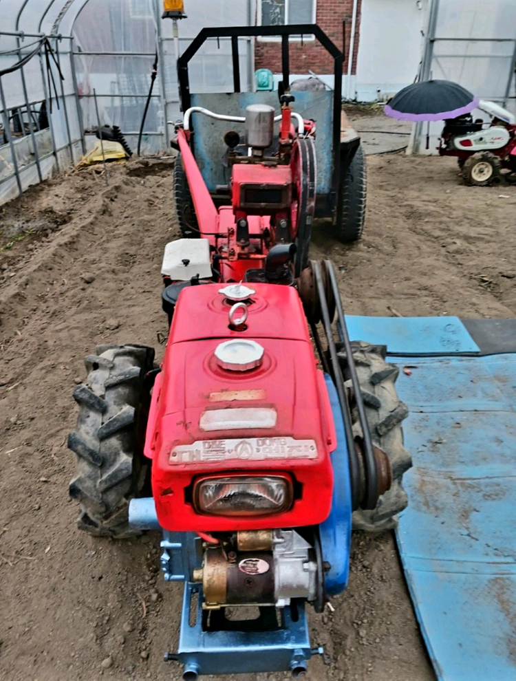 밭일 필수템 10마력 대동 경운기입니다사진으로 보시는 것처럼 튼튼하고 성능 좋습니다경운기 본체와 트레일러 포함입니다 이미지