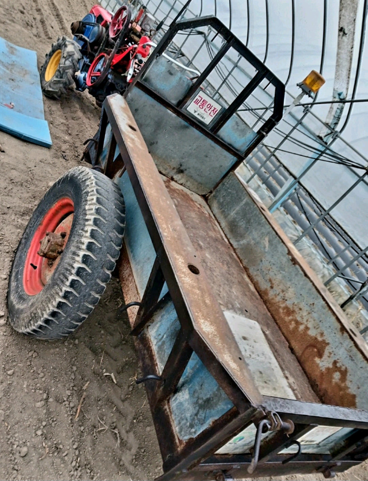밭일 필수템 10마력 대동 경운기입니다사진으로 보시는 것처럼 튼튼하고 성능 좋습니다경운기 본체와 트레일러 포함입니다 이미지