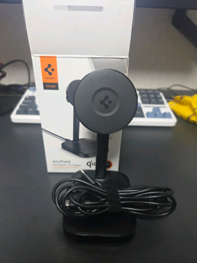 슈피겐 qi2 15W 2in1 맥세이프 고속 무선 충전기 거치대 PF2402 이미지