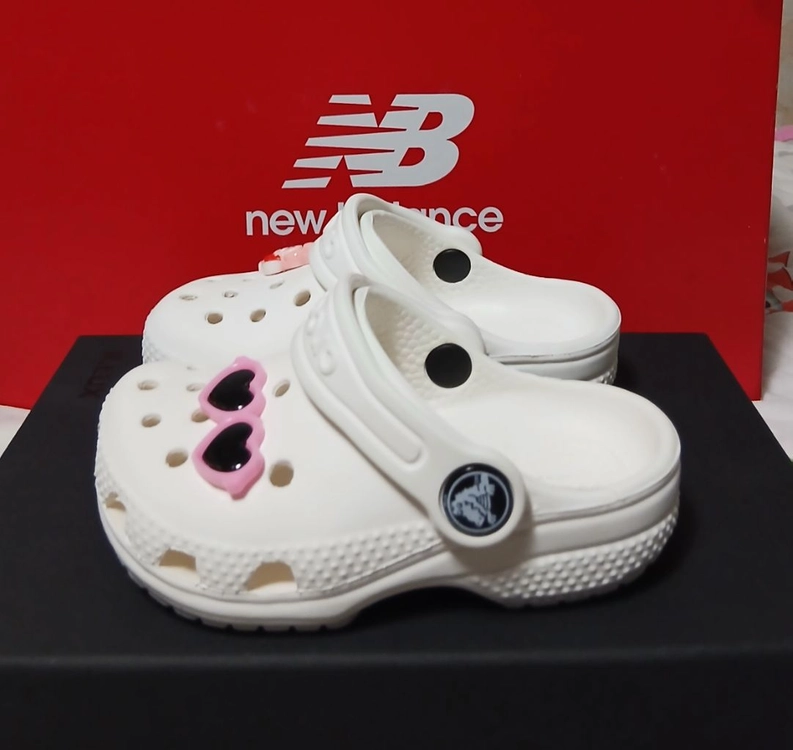 크록스정품 C6 130 클래식클로그 화이트 지비츠포함 이미지