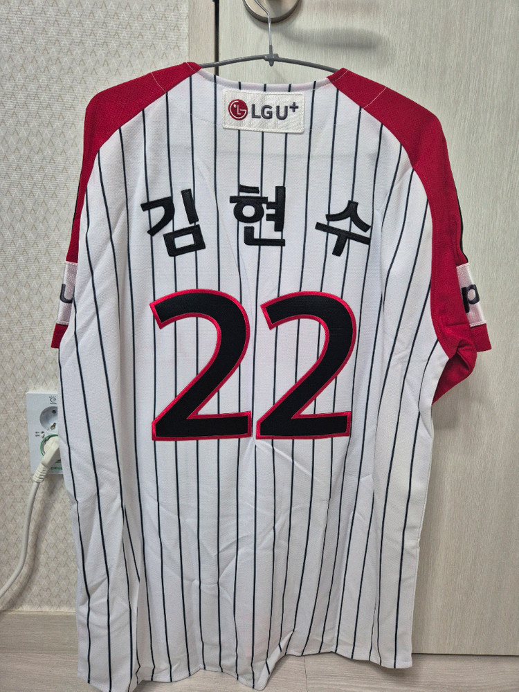 LG트윈스 선데이유니폼 김현수마킹 텍제거안한 새상품팝니다.105사이즈 이미지