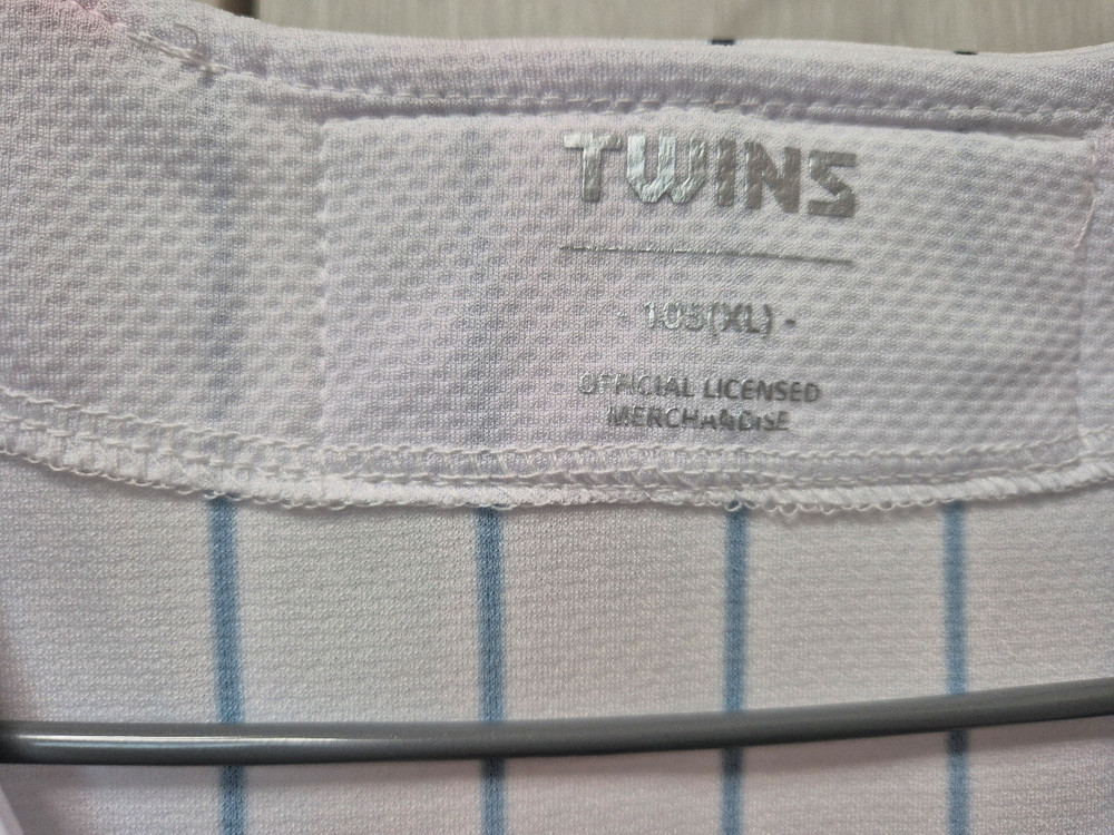 LG트윈스 선데이유니폼 김현수마킹 텍제거안한 새상품팝니다.105사이즈 이미지