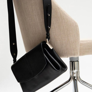 킨더살몬 레이아 플리츠백 레이아백 파사드패턴 가방 숄더백 낫띵리튼 미닛뮤트 투티에 르메메 분크 토트백 이미지