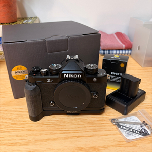 니콘 ZF 미러리스 카메라 블랙 +정품추가배터리 +팔캠그립 포함