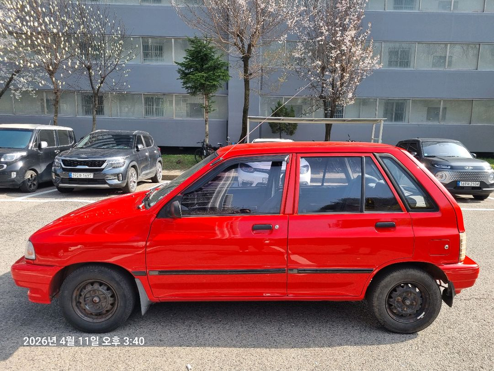 프라이드 빨강색 1996년산 올드카 이미지