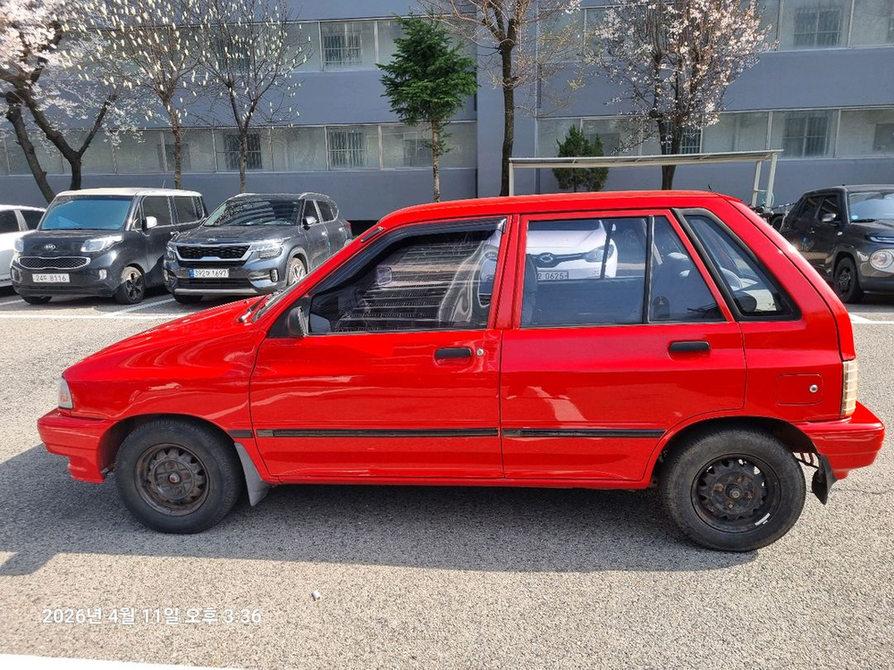 프라이드 빨강색 1996년산 올드카 이미지