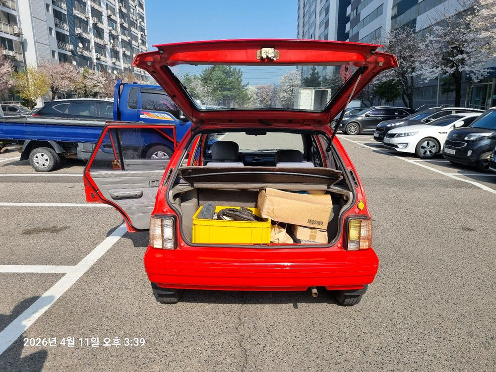 프라이드 빨강색 1996년산 올드카 이미지