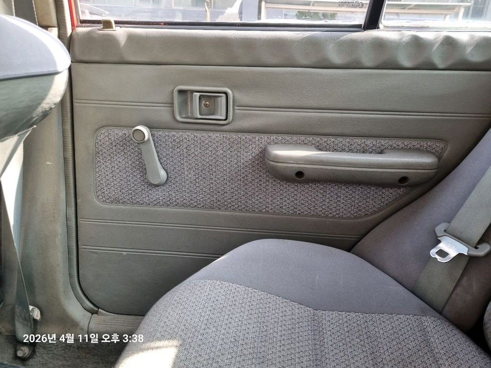 프라이드 빨강색 1996년산 올드카 이미지