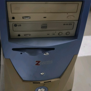 펜티엄3 레트로 컴퓨터 반본체 이미지