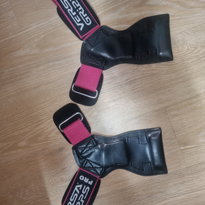 베르사그립 프로 PRO 리프팅 그립 L사이즈 블랙/핑크 헬스 스트랩 정품인증서 같이 드려요사이즈는 홈페이지 참고부탁 이미지