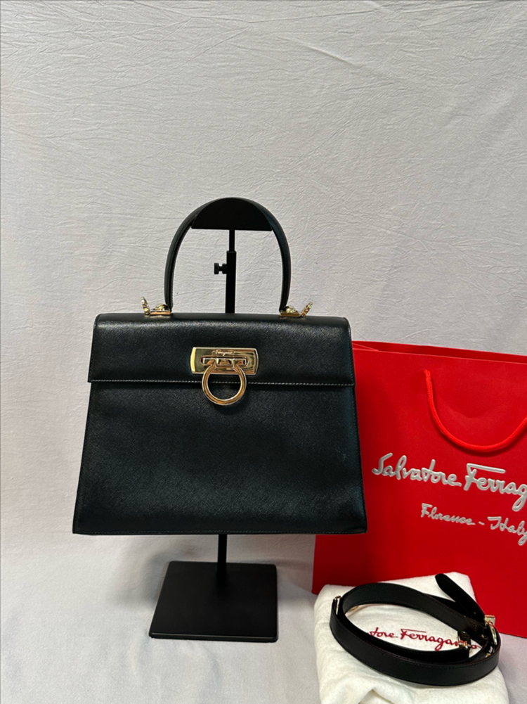페라가모 블랙 토트백 + 스트랩 간치니 탑핸들 켈리백 사피아노 이미지