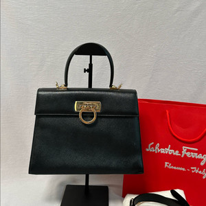 페라가모 블랙 토트백 + 스트랩 간치니 탑핸들 켈리백 사피아노 이미지