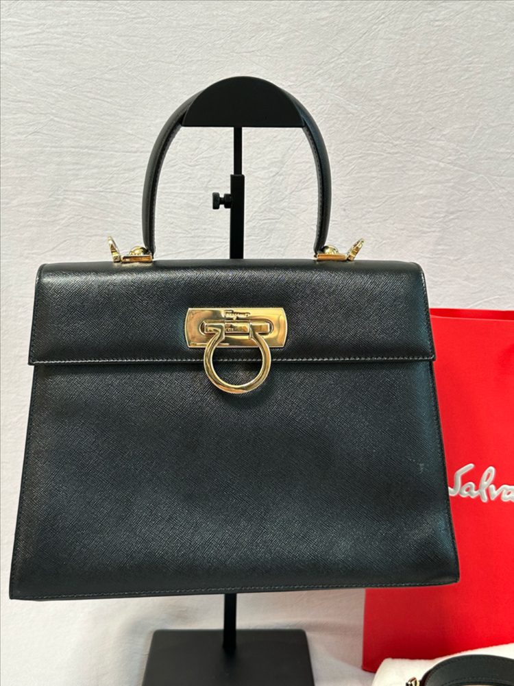 페라가모 블랙 토트백 + 스트랩 간치니 탑핸들 켈리백 사피아노 이미지