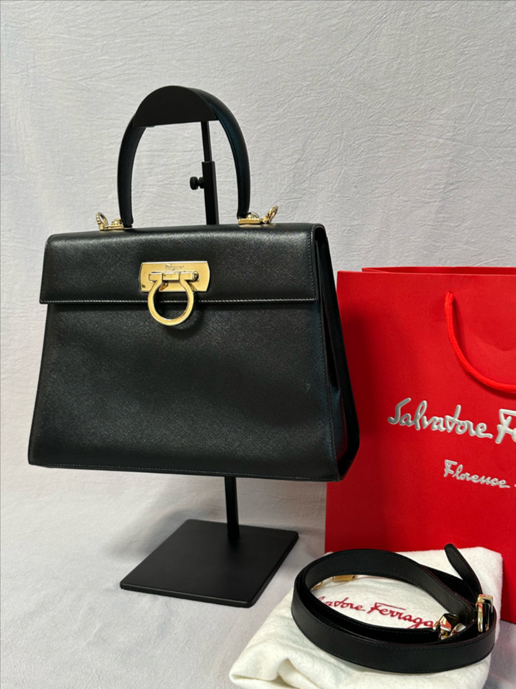 페라가모 블랙 토트백 + 스트랩 간치니 탑핸들 켈리백 사피아노 이미지