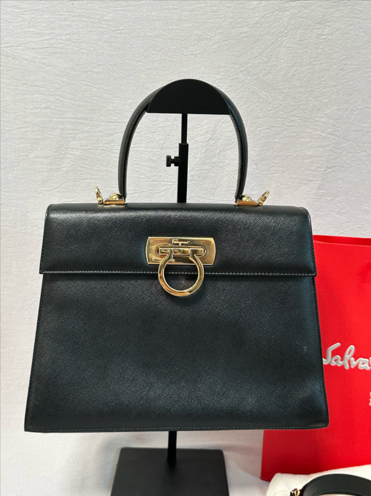 페라가모 블랙 토트백 + 스트랩 간치니 탑핸들 켈리백 사피아노 이미지