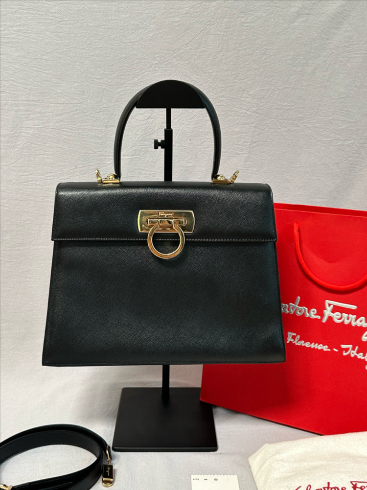 페라가모 블랙 토트백 + 스트랩 간치니 탑핸들 켈리백 사피아노 이미지