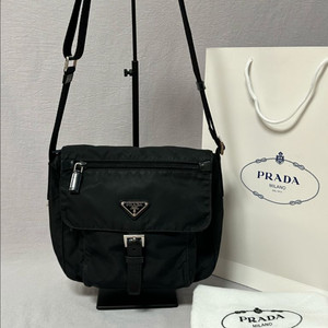 프라다 남녀공용 나일론 포코노 크로스백 주우재백 이미지