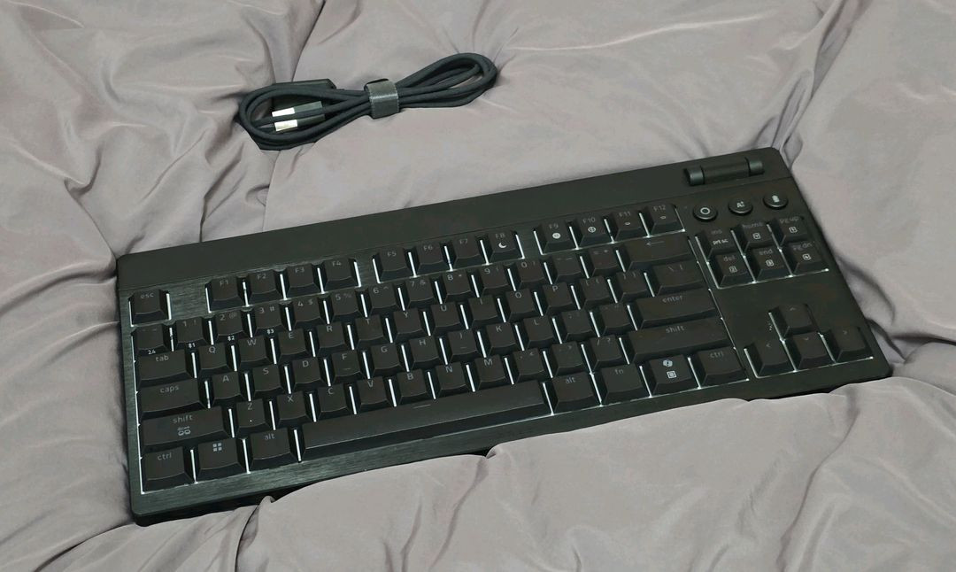 레이저 블랙위도우v4 로우프로파일 텐키리스 오렌지축 이미지