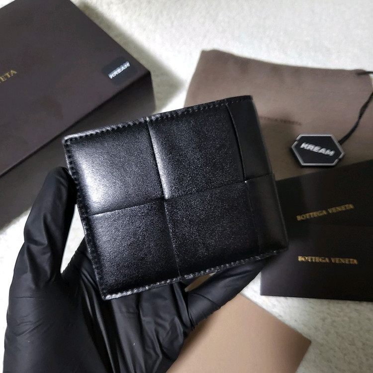 [신형/크림판] 보테가베네타 카세트 반지갑 이미지