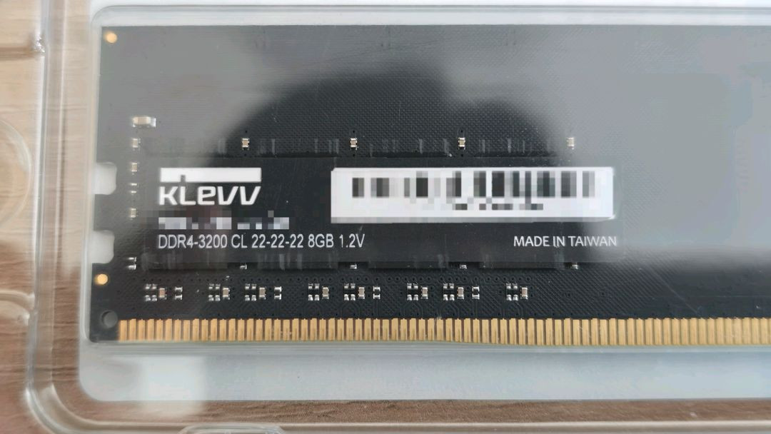에센코어 KLEVV DDR4-3200 CL22 8GB 데스크탑 램 ram 사진에서 보시는 것처럼 2개 입니다.컴퓨터 이미지