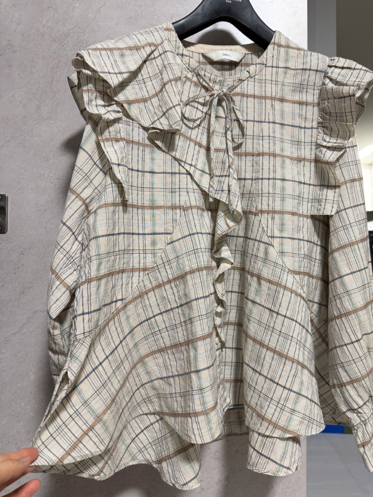 듀엘 러플 블라우스 이미지