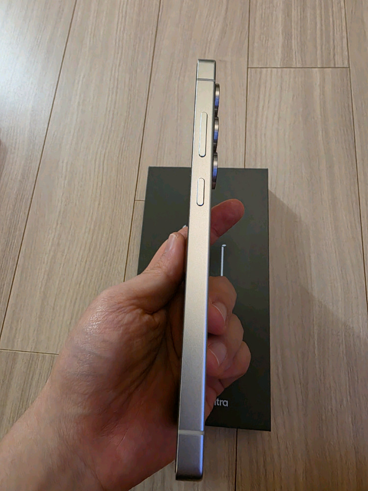 자급제 갤럭시s25 울트라 512기가 티타늄 화이트 실버 상태 좋음 + 실리콘 케이스 포함 이미지