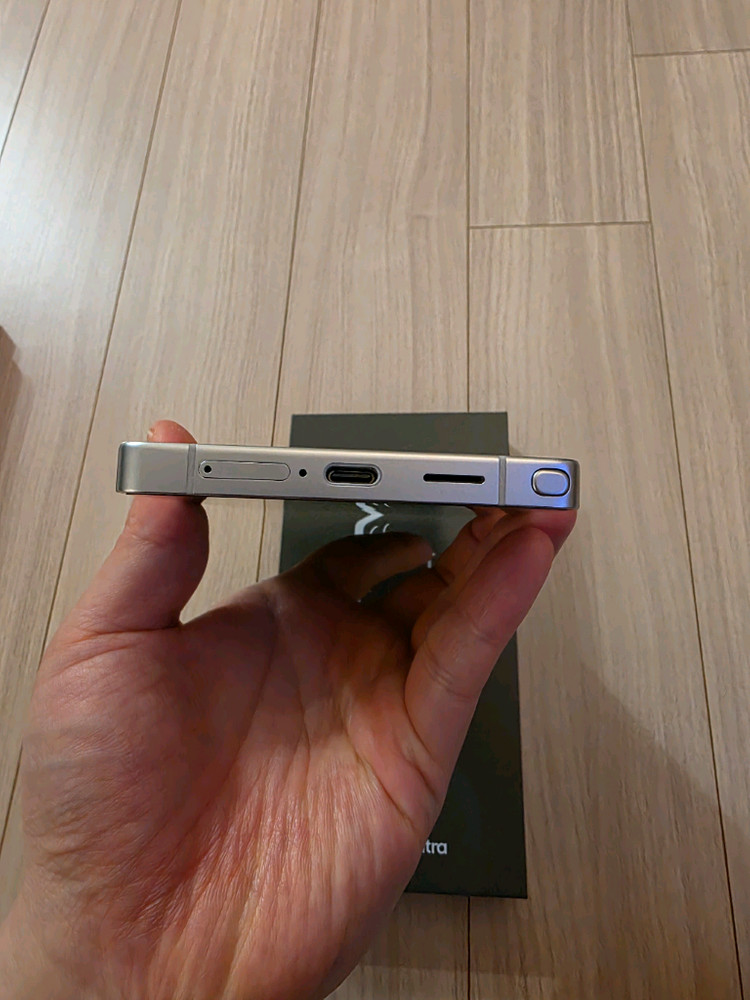 자급제 갤럭시s25 울트라 512기가 티타늄 화이트 실버 상태 좋음 + 실리콘 케이스 포함 이미지