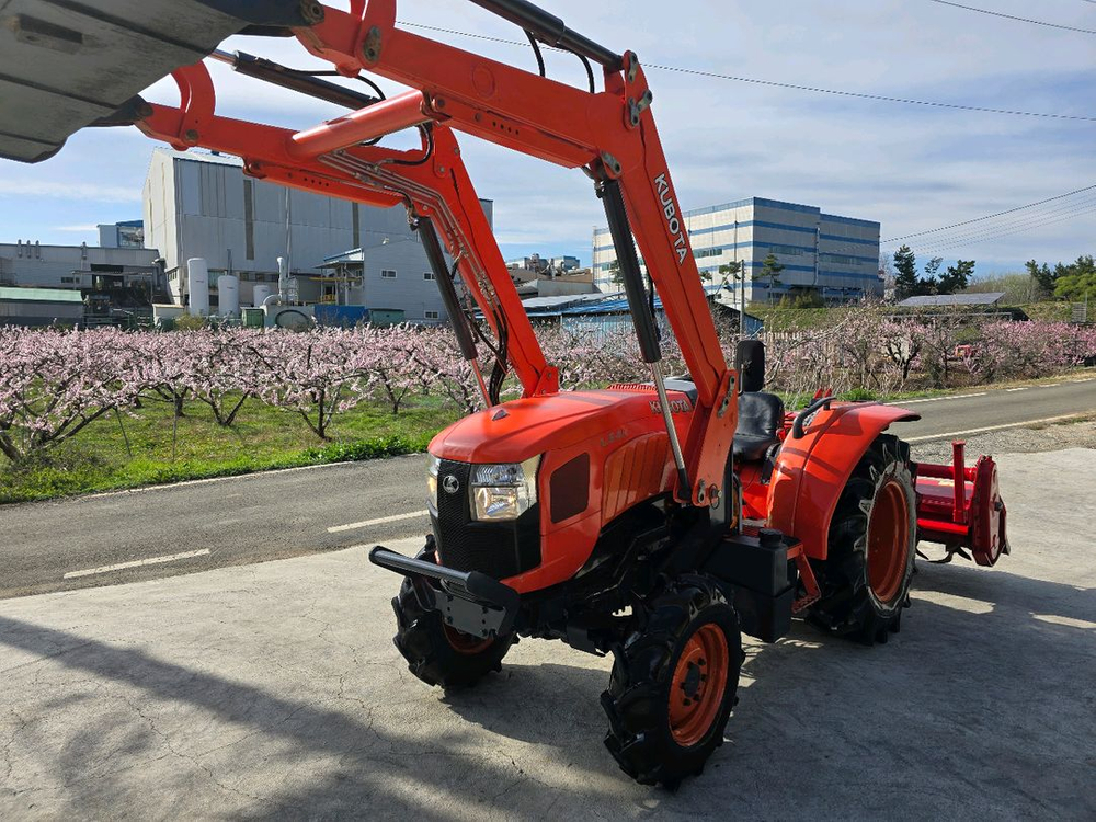 구보다 56마력 풀옵션 트랙터 이미지
